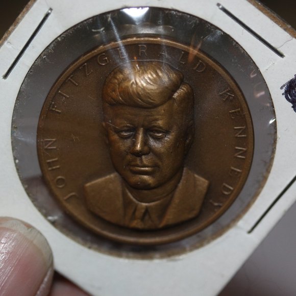 John Fitzgerald Kennedy President Inauguration 1961 Coin Token RAISED BUST - Picture 1 of 2